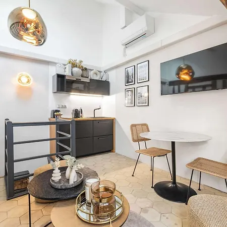Historical In The Heart Of -6 Apartment